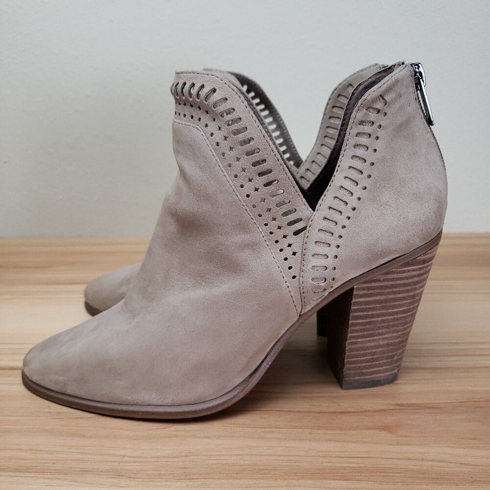 Vince Camuto Womens Beige Suede Round Toe Block Heels Ankle Booties Size 9.5 M